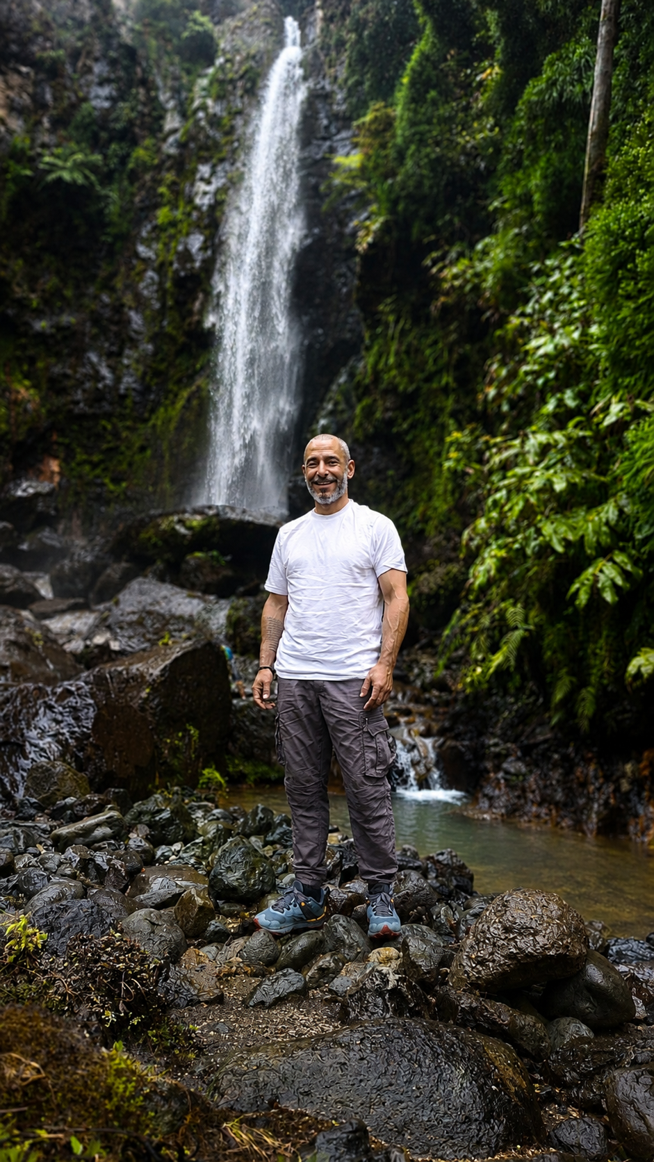 Luís Acabado junto a uma cascata